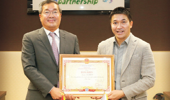 26일 서울 삼성동 LS 대회의실에서 이광우 ㈜LS 부회장(왼쪽)이 판 아잉 선 베트남 인민원조조정회(파콤) 대표로부터 사회공헌 우수기업 표창장을 받고 있다.  LS그룹 제공